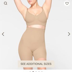 Skims MID THIGH SHORT  Clay NWOT